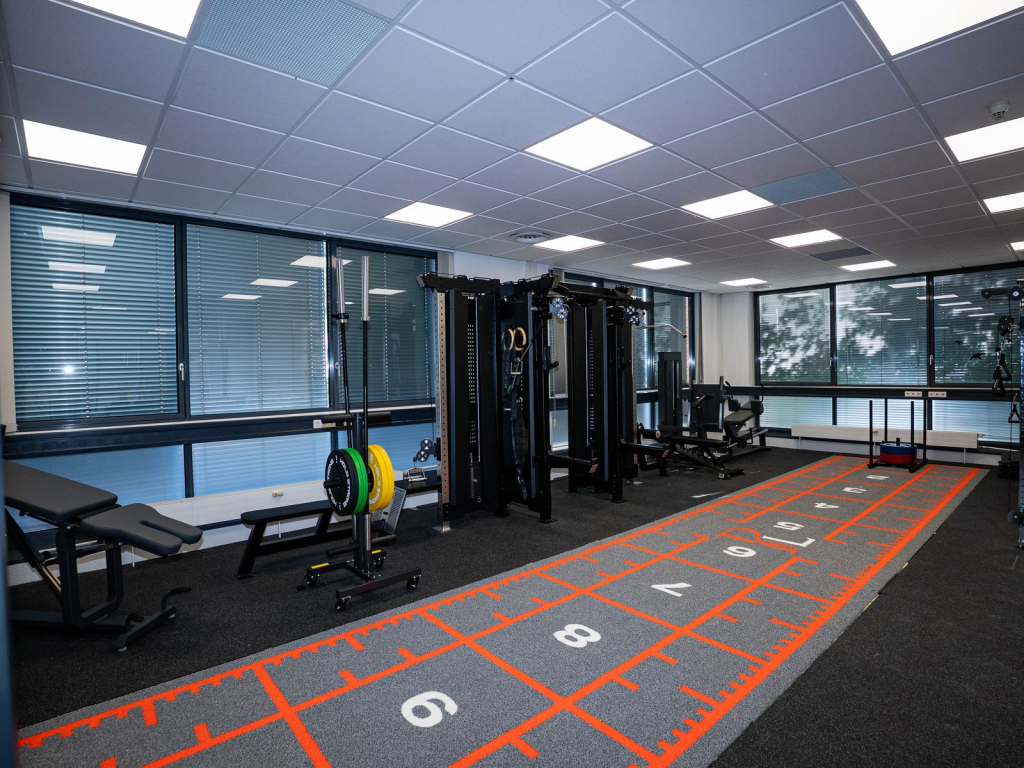 Moderner Trainingsbereich mit Geräten und Funktionsfläche bei PhysioLogico