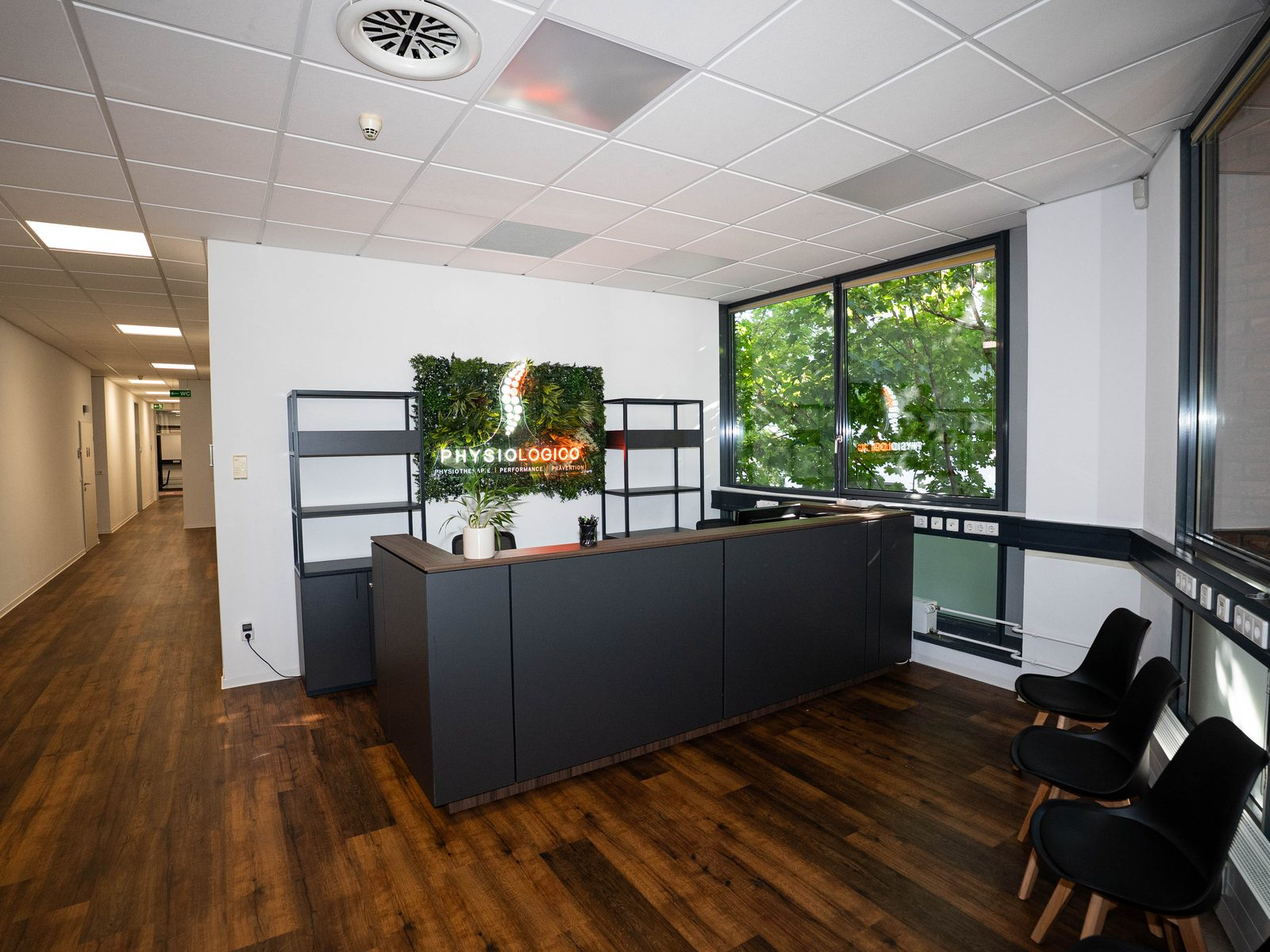 Empfangsbereich der Physiotherapie-Praxis PhysioLogico in Stuttgart-Feuerbach