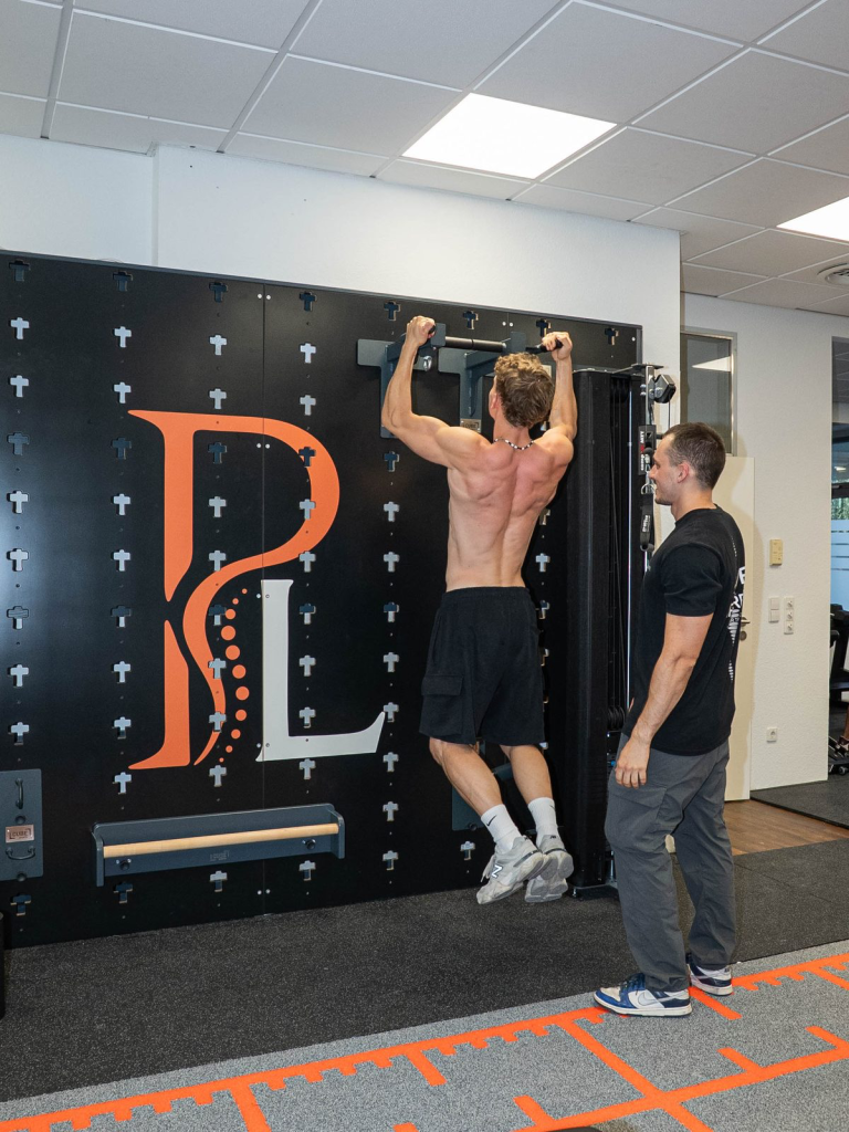 Cube-Trainingswand mit PhysioLogico-Logo im Trainingsbereich