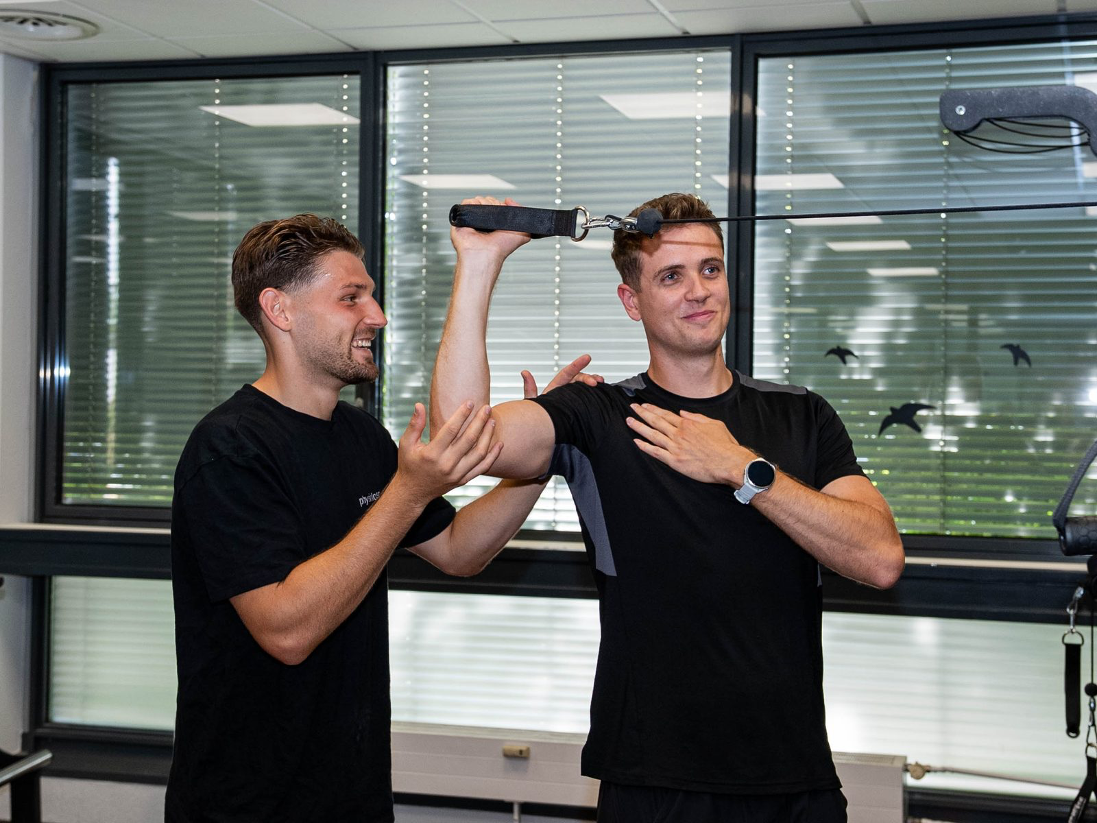Michael und Marius demonstrieren Manuelle Therapie am Arm