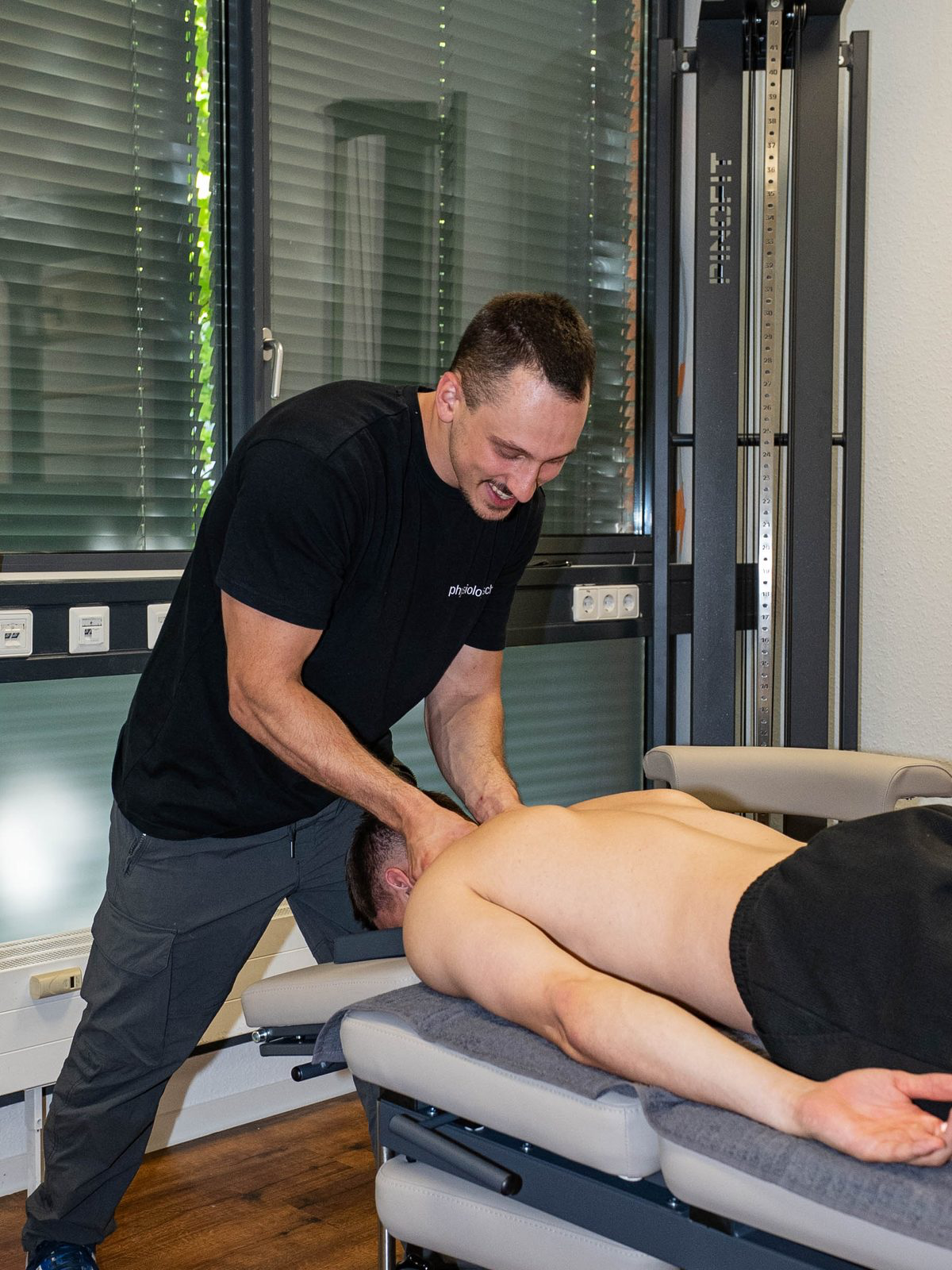 Manuelle Therapie am Rücken in der Physiotherapie-Praxis PhysioLogico